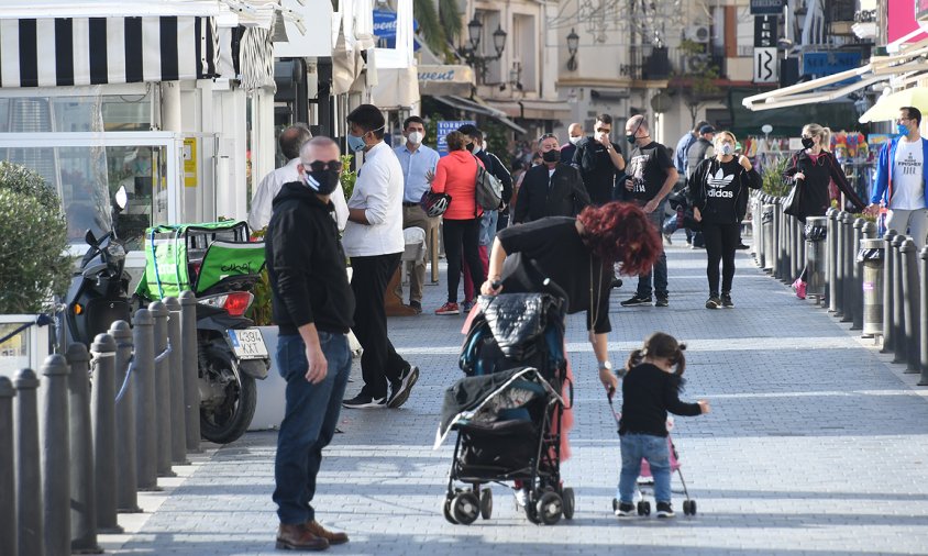 Imatge d'arxiu de gent passejant per la façana marítima