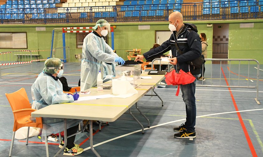 Components d'una mesa electoral equipats amb vestits de protecció, ahir a mig matí