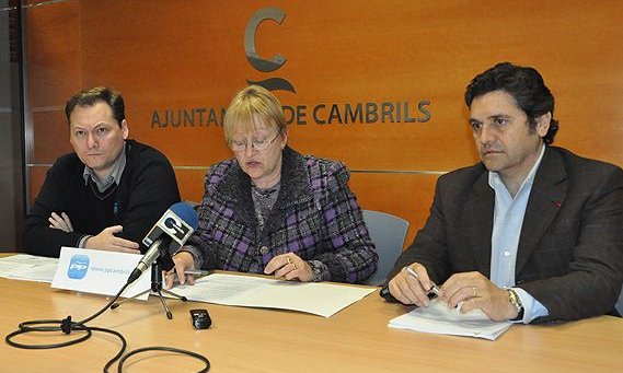 Un moment de la roda de premsa que el PP va convocar ahir al matí. D'esquerra a dreta: David Chatelain, Carme Cros i Francesc Garriga