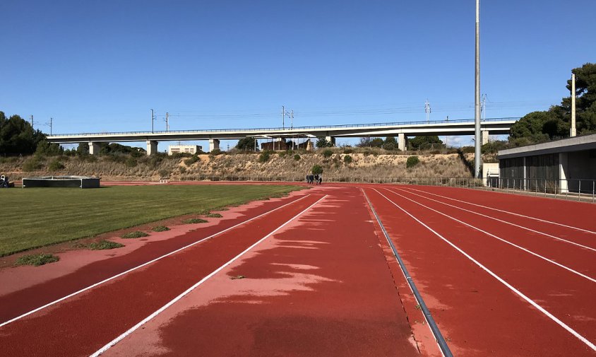 Aspecte dels treballs de renovació del paviment de la pista d'atletisme