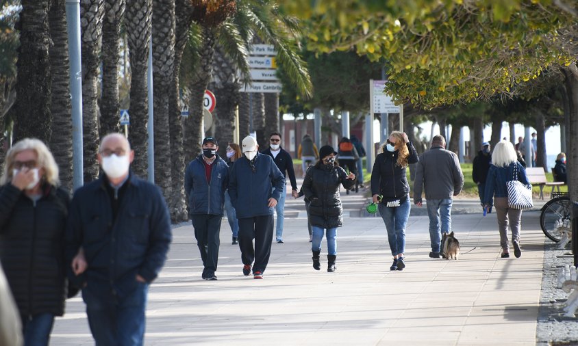 Gent passejant pel passeig litoral de llevant, a meitats d'aquest passat mes de desembre