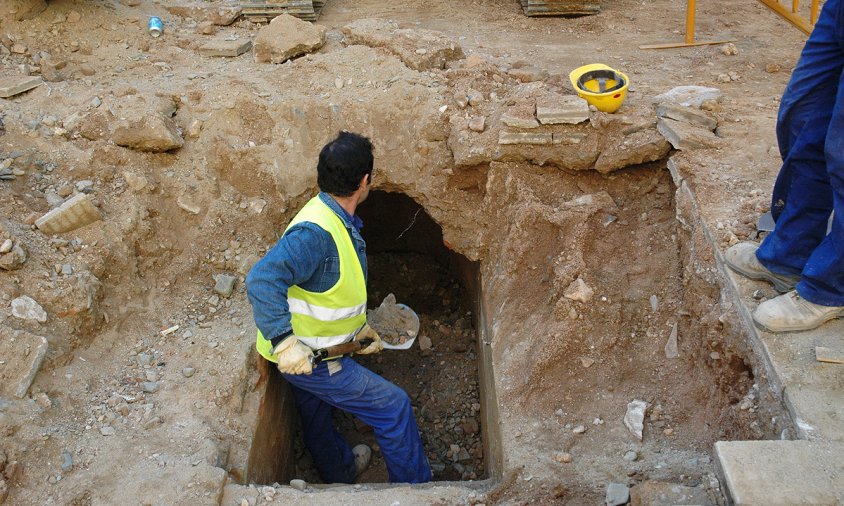 Treballs de desenrunament de l'entrada al refugi, el 2 de febrer de 2006