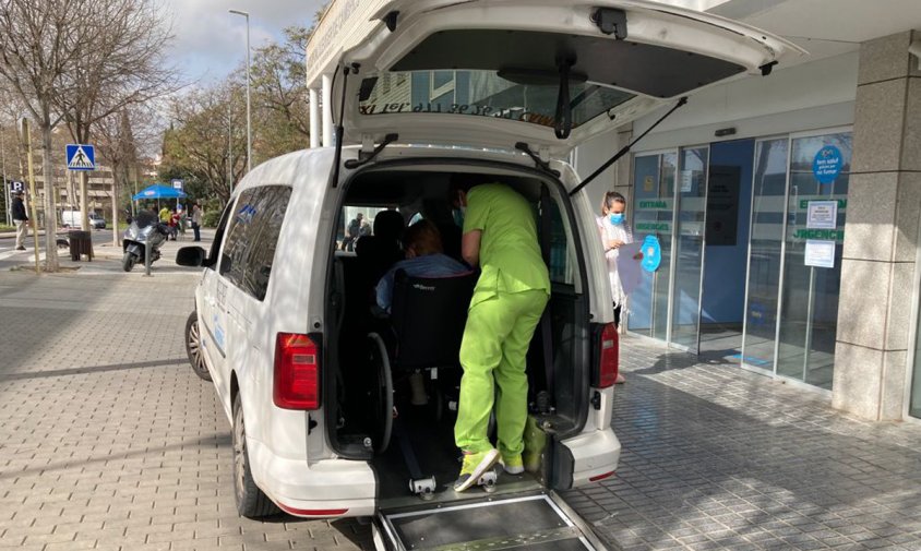 Una infermera de l'Hospital Lleuger vacunant a una dona d'edat avançada, ahir al matí, dalt del vehicle