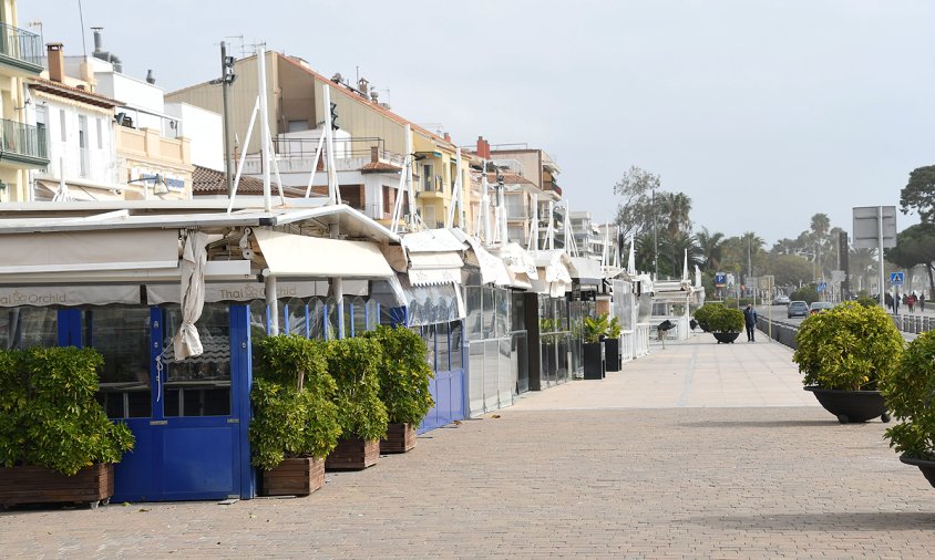 Detall de la façana del port, aquest passat diumenge al matí