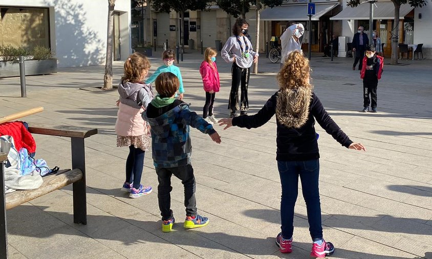 Un dels grups de l'Agrupament Escolta Gent de Mar fent activitat, aquest passat dissabte a la tarda, a la plaça de l'església de Sant Pere