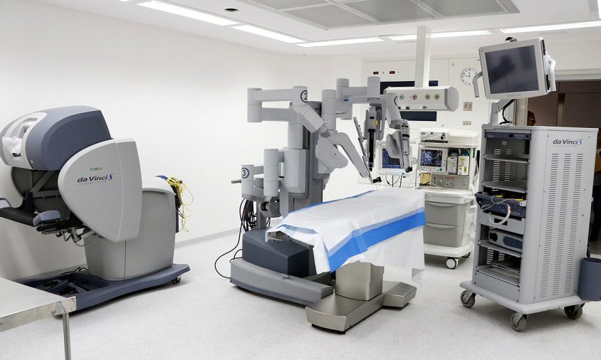 Imatge d'arxiu del sistema robòtic 'Da Vinci' instal·lat en un quiròfan de l'Hospital Joan XXIII de Tarragona