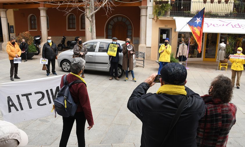 Eloïsa López va presentar l'exposició "55 urnes per la llibertat", ahir, a la concentració dels Avis i Àvies, a la plaça de la Vila