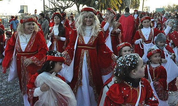 Un moment de la rua de Carnaval al seu pas per la façana marítima del port