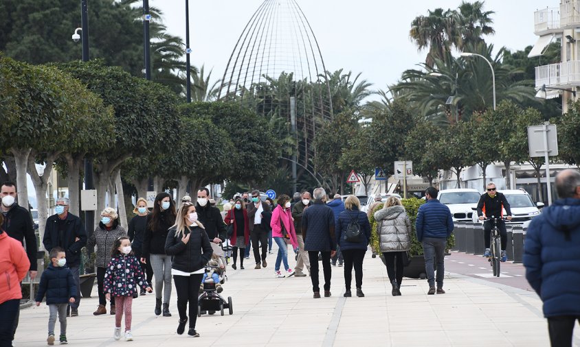 Gent passejant per la façana del port, ahir al matí