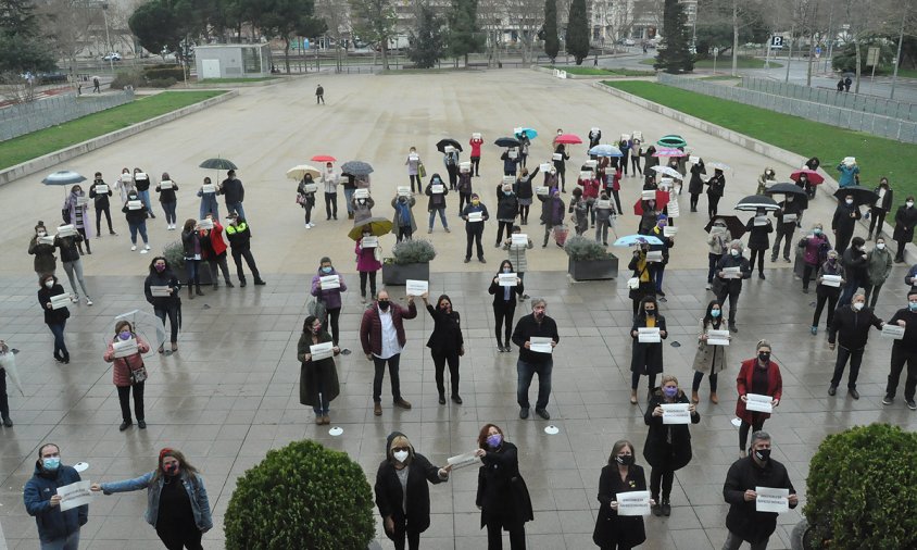 Un moment de la concentració amb motiu del 8-M, ahir al migdia, a la plaça de l'Ajuntament