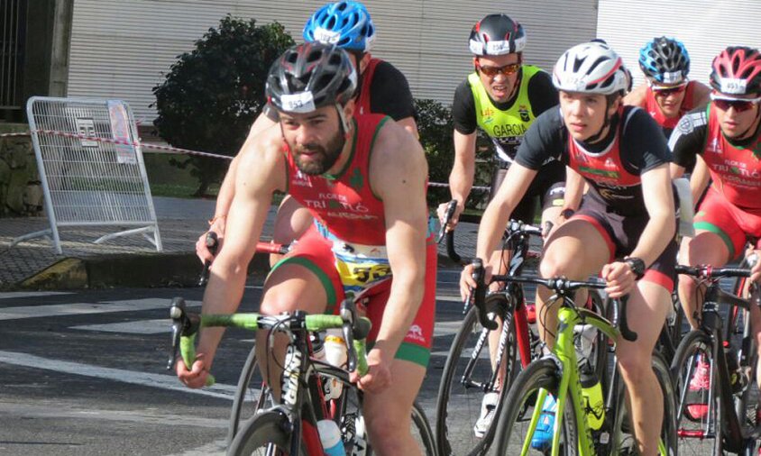 El cambrilenc Àlex Llaveria, en primer terme, durant la disputa del tram de ciclisme