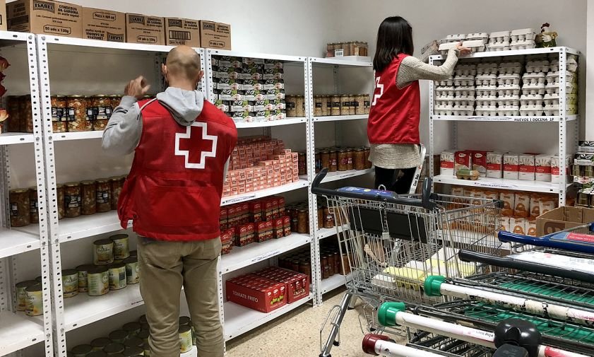 Voluntaris de Creu Roja Cambrils al rebost de l'entitat