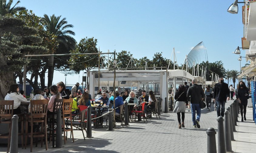 Aspecte d'unes terrasses plenes de gent, el passat dissabte al migdia, a la façana marítima del Port