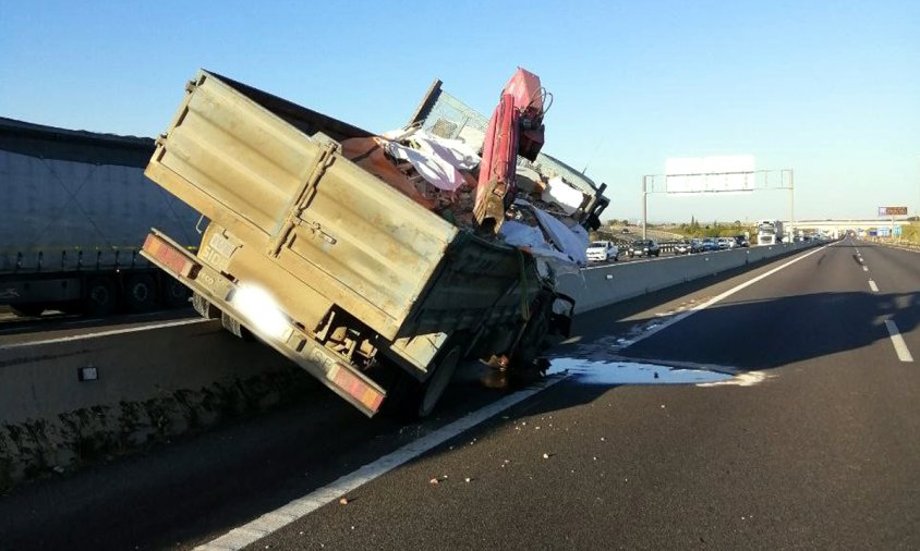 Un dels camions va quedar enfilat damunt la mitjana de l'autovia