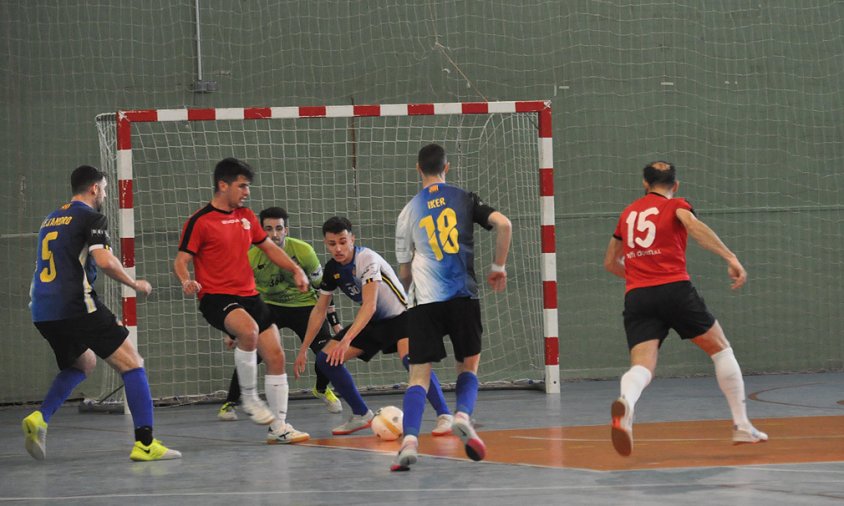 Un moment del partit entre el Laguna i el Santpedor, disputat el passat dissabte a la tarda