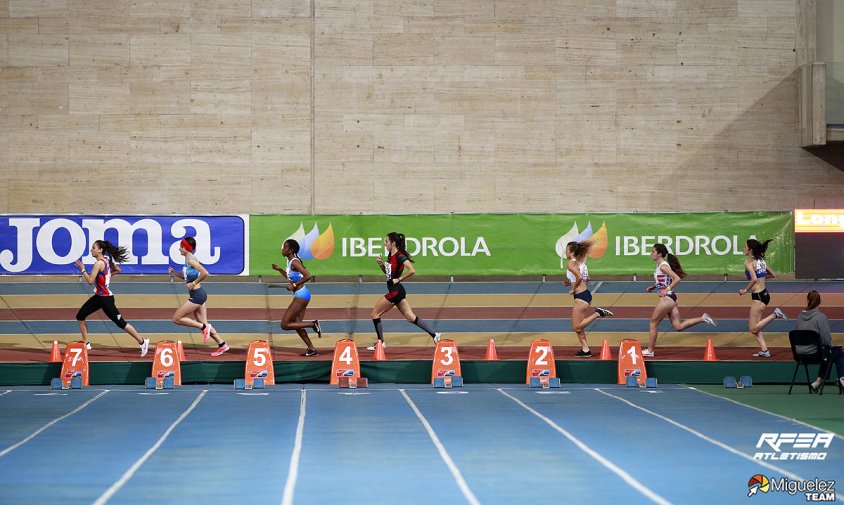 Maria Taggi, a la dreta de la imatge, en un moment de la cursa dels 3.000 metres llisos, aquest passat diumenge