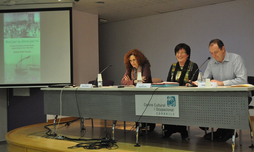 Presentació del llibre, ahir al vespre al Centre Cultural. D'esquerra a dreta: Núria Casals, Gemma Tribó i Pedro Otiña