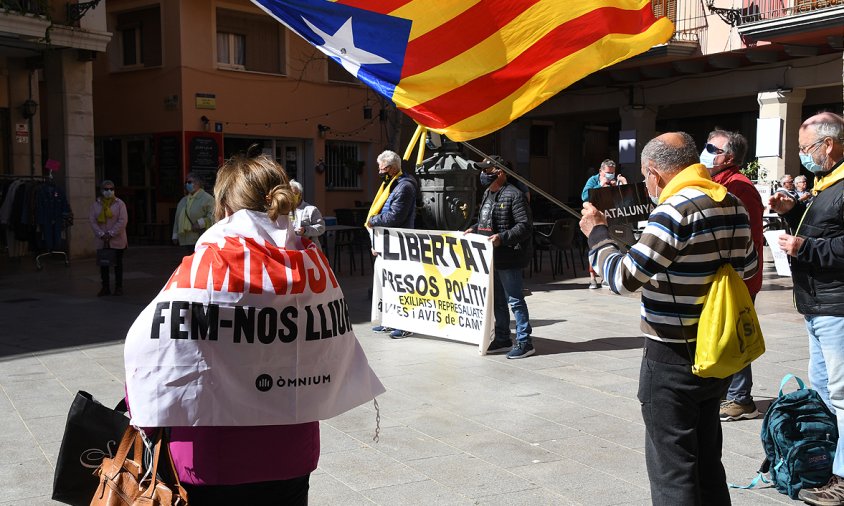 Un moment de la concentració dels Avis i Àvies, ahir, a la plaça de la Vila