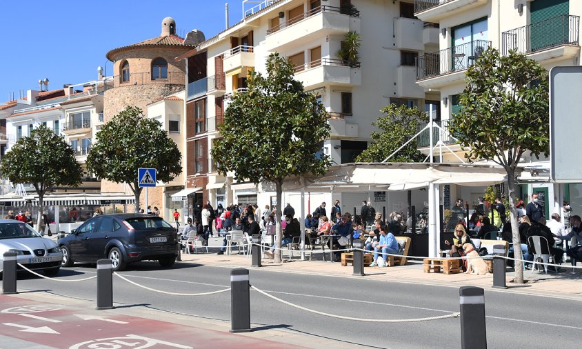 Terrasses plenes ahir diumenge, a la façana del port