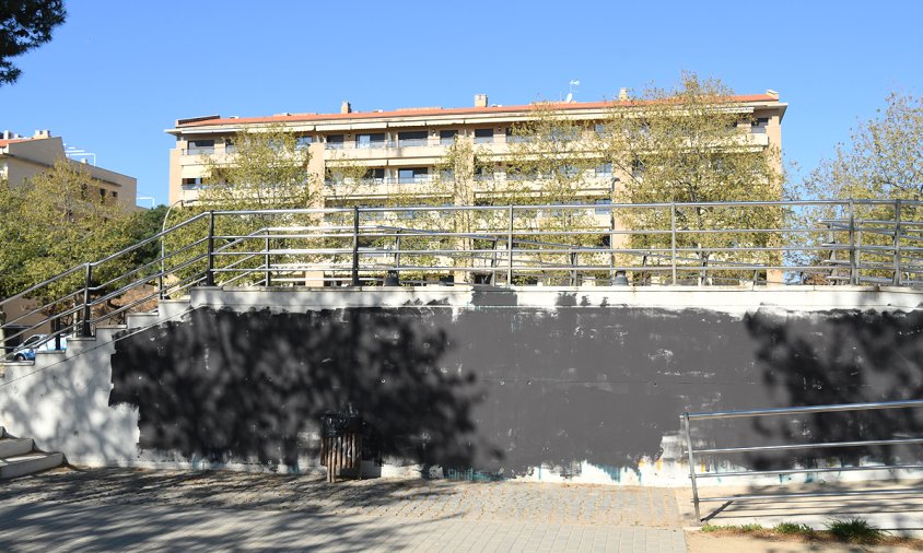 El grafiti tapat amb pintura estava situat a la paret de la passarel·la de vianants de la riera d'Alforja, davant el pàrquing del parc del Pescador