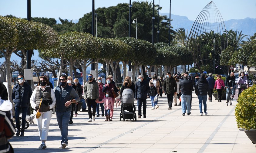 Gent passejant per la façana del port, aquest passat diumenge al matí