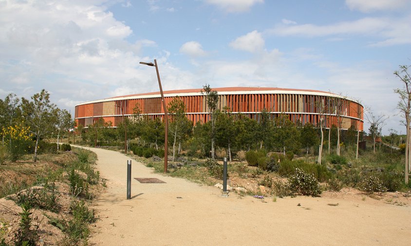 Imatge general del parc de l'Anella Mediterrània, amb el Palau d'Esports al fons