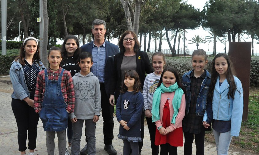 Foto de grup de les pubilles, damisel·les i l'hereu de 2017 amb l'alcaldessa i el regidor Lluís Abella