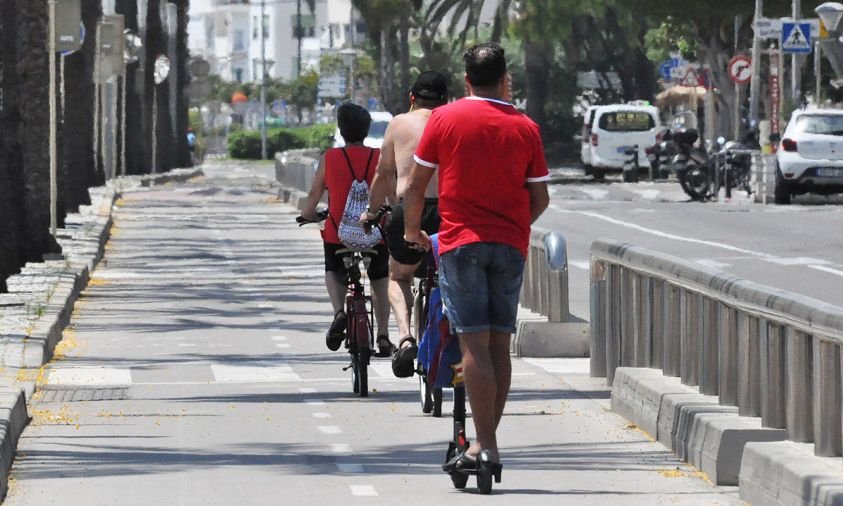 Patinet circulant pel carril bici de l'avinguda de la Diputació, el passat estiu