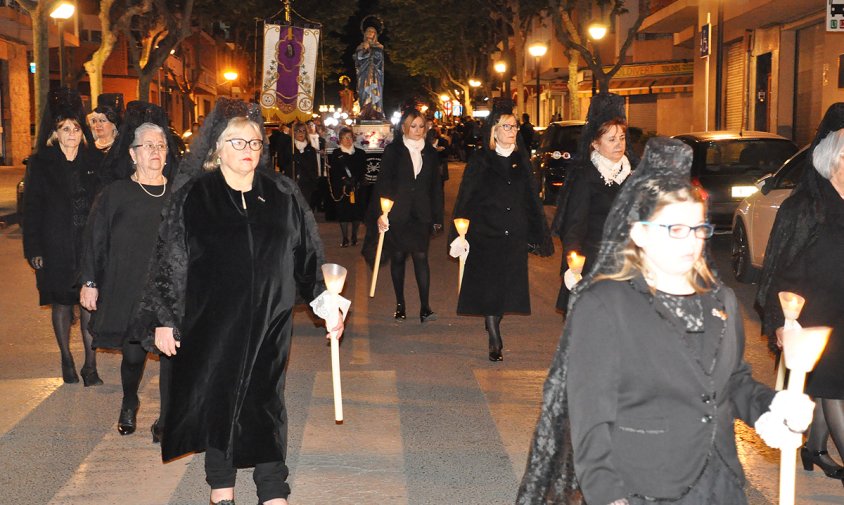 La Confraria de la Mare de Déu dels Dolors durant la professó del Sant Enterrament, el Divendres Sant de l'any 2019