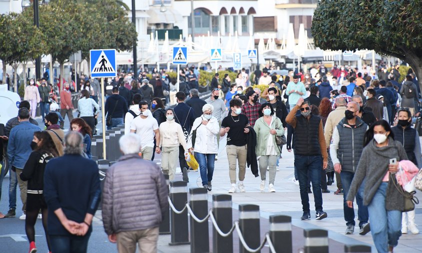 Gent passejant per la façana del port, ahir al vespre