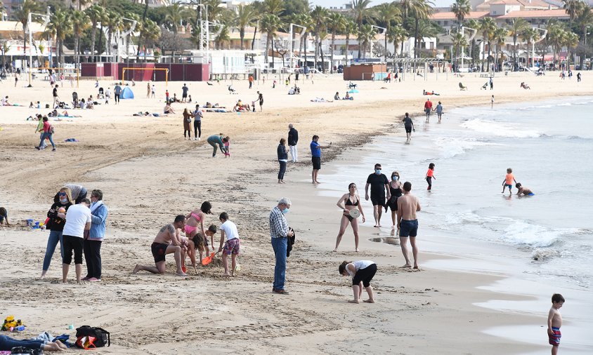 Gent a la platja del Regueral, ahir a mig matí