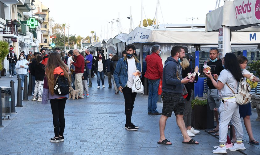 Gent al port, aquest passat dissabte al vespre, en l'horari en el que els bars i restaurants estan tancats i només es poden dispensar productes per emportar