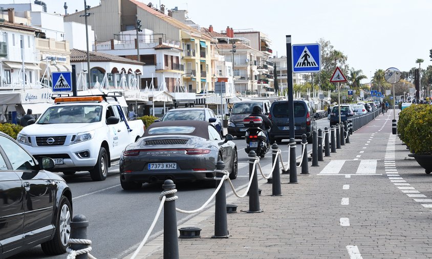 Trànsit de vehicles al vial de la façana del port, aquest passat diumenge