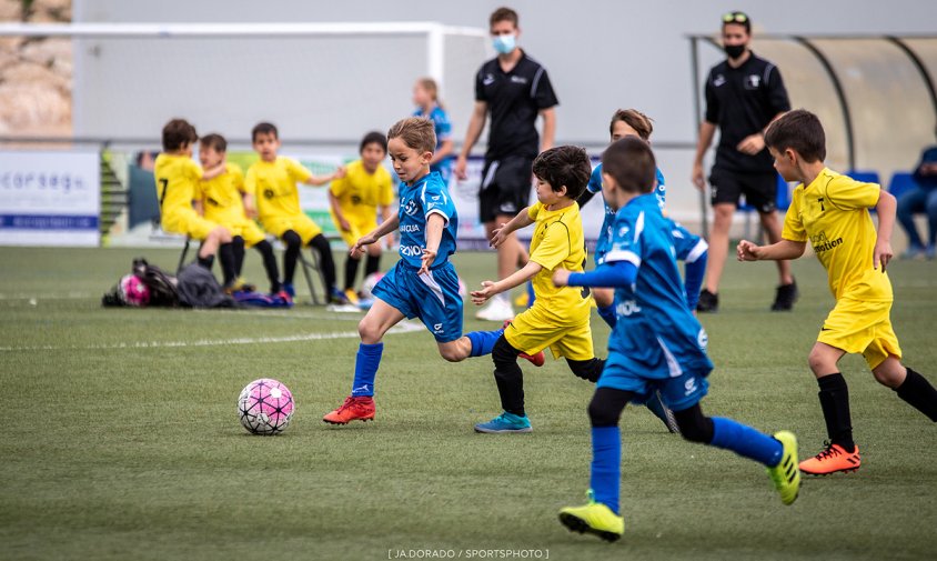 Imatge d'un partit disputat per un equip base del Cambrils Unió, el darrer cap de setmana de març