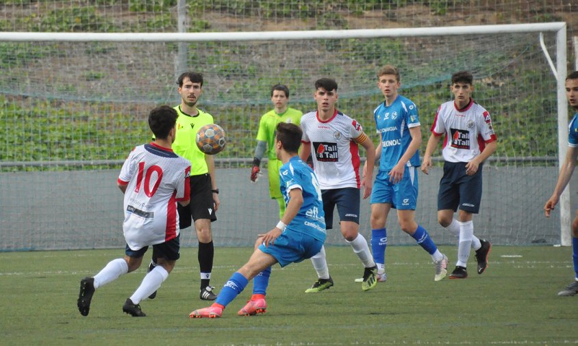 Un moment del partit entre l'equip juvenil del Cambrils Unió i el Sant Ildefons, el passat dissabte a la tarda