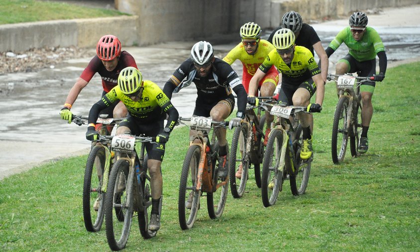 Pas d'un grup de ciclistes, ahir al migdia, per la riera d'Alforja