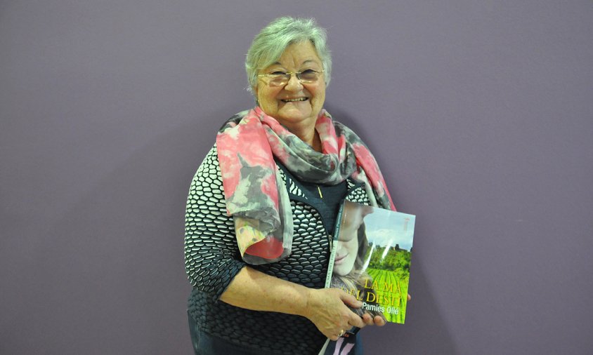 Rosa Pàmies amb un exemplar de la seva novel·la "La mà del destí"
