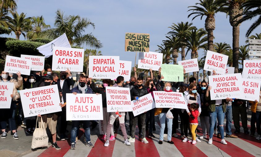 Imatge dels manifestants amb cartells reivindicatius en la protesta organitzada per ARONS i la FECASARM a Salou per reclamar l'obertura dels establiments, ahir a Salou