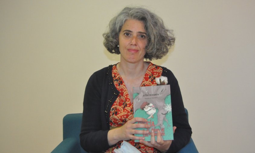 Judith Espin amb un exemplar del seu llibre "Lucía y el árbol de los vínculos"