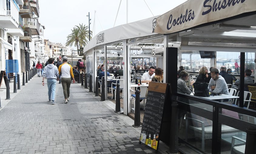 Imatge de terrasses al port de Cambrils, aquest passat diumenge