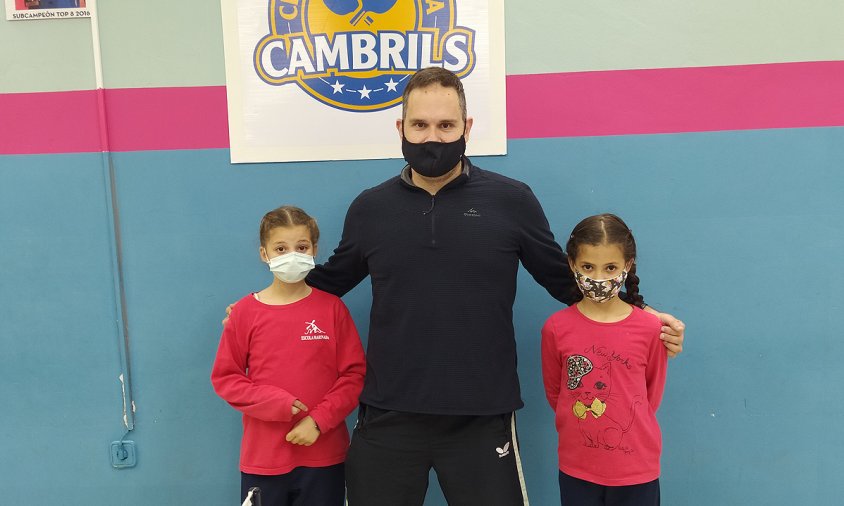 Jordi Morales amb dos jugadors del CTT Cambrils, alumnes de l'escola Marinada