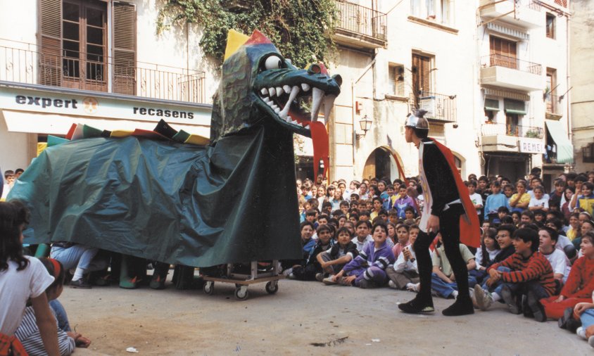 L’alumnat del col·legi Joan Ardèvol escenificant la llegenda de Sant Jordi / Abril de 1994