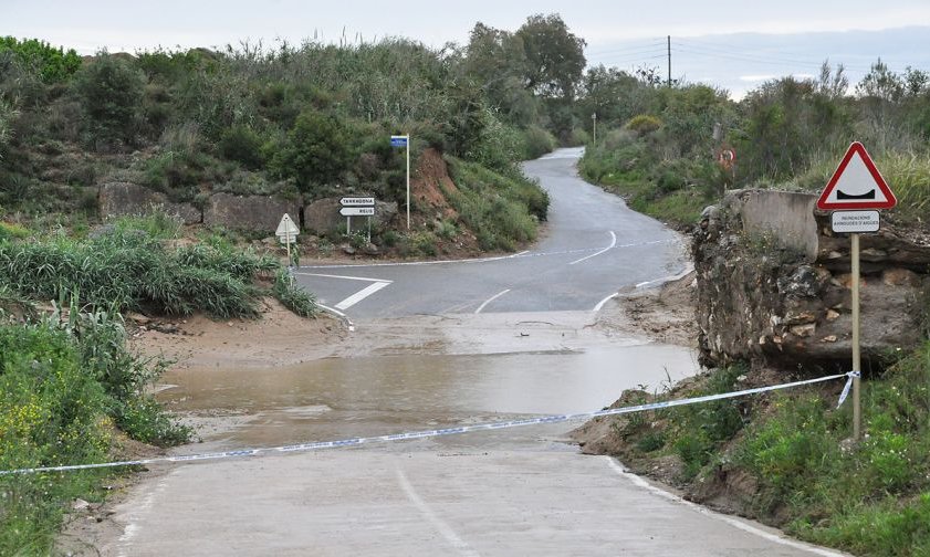 Camí de Vilafortuny tallat al gual de la riera de Maspujols, aquest matí