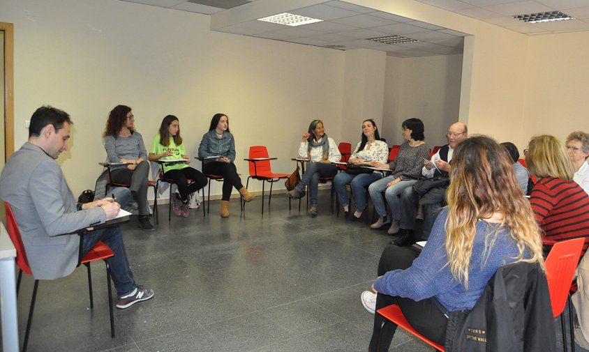 Imatge del taller d'escriptura creativa que es va fer ahir a la tarda al Centre Cultural