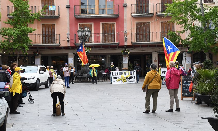 Els Avis i Àvies, ahir, a la plaça de la Vila