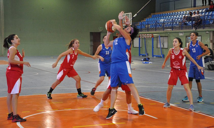 Imatge d'arxiu d'un partit del CB Cambrils femení aquesta temporada