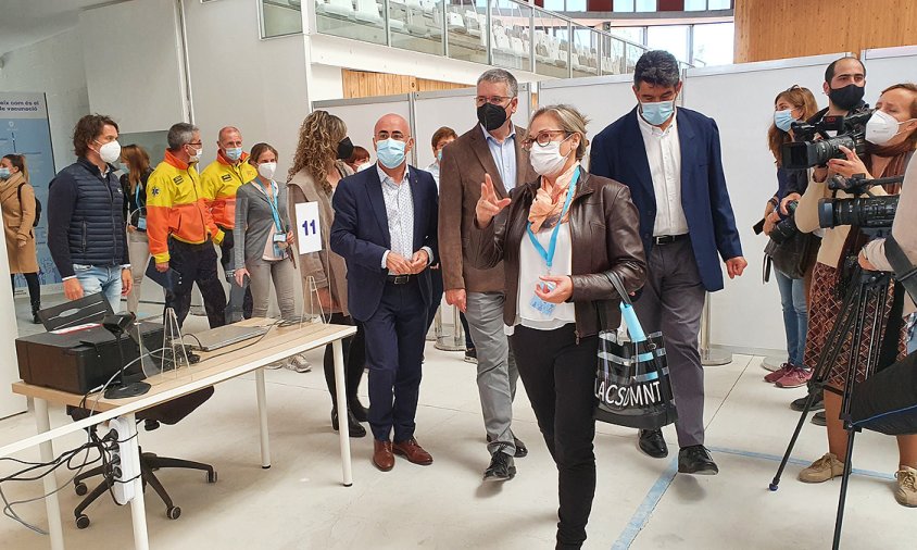 El delegat del Govern a Tarragona, Òscar Peris, el gerent de la Regió Sanitària Camp de Tarragona, Ramon Descarrega i l’alcalde de Tarragona, Pau Ricomà han visitat aquest matí el Palau d’Esports Catalunya