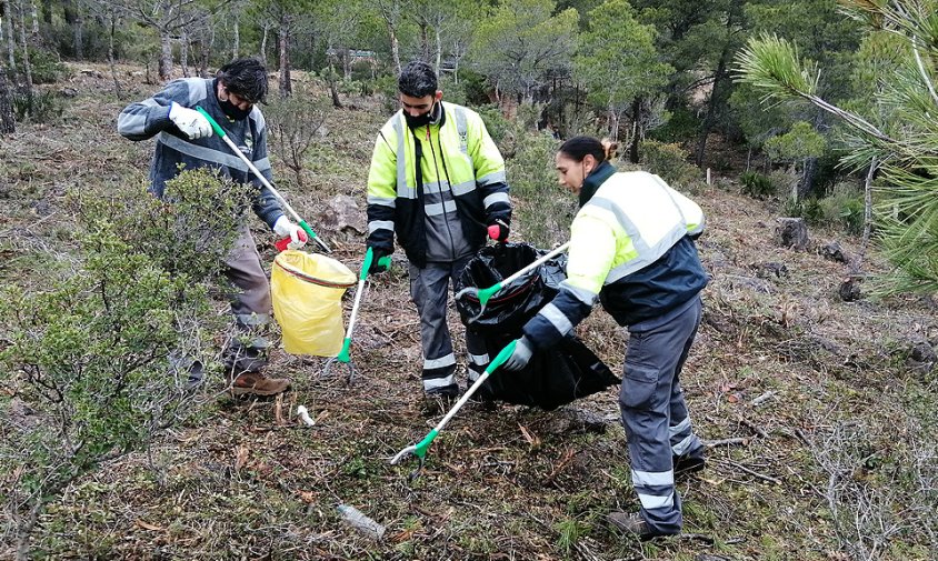 Imatge dels treballs de neteja a l'entorn de l'espai natural de la Rojala-Platja del Torn