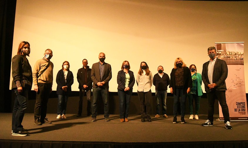 Foto de grup deles autoritats presents a la projecció del vídeo "La pesca a Cambrils", ahir, al cinema Rambla de l'Art