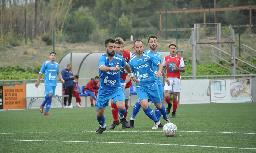 Jugada del partit entre el Cambrils Unió i el Roda de Barà disputat el passat dissabte a la tarda